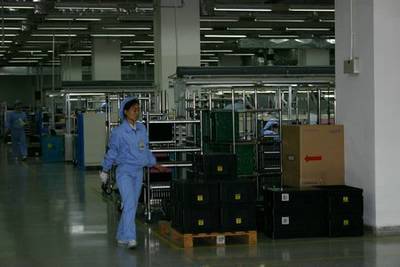 走进深圳科技 探访紧张工作中的华为设备生产线